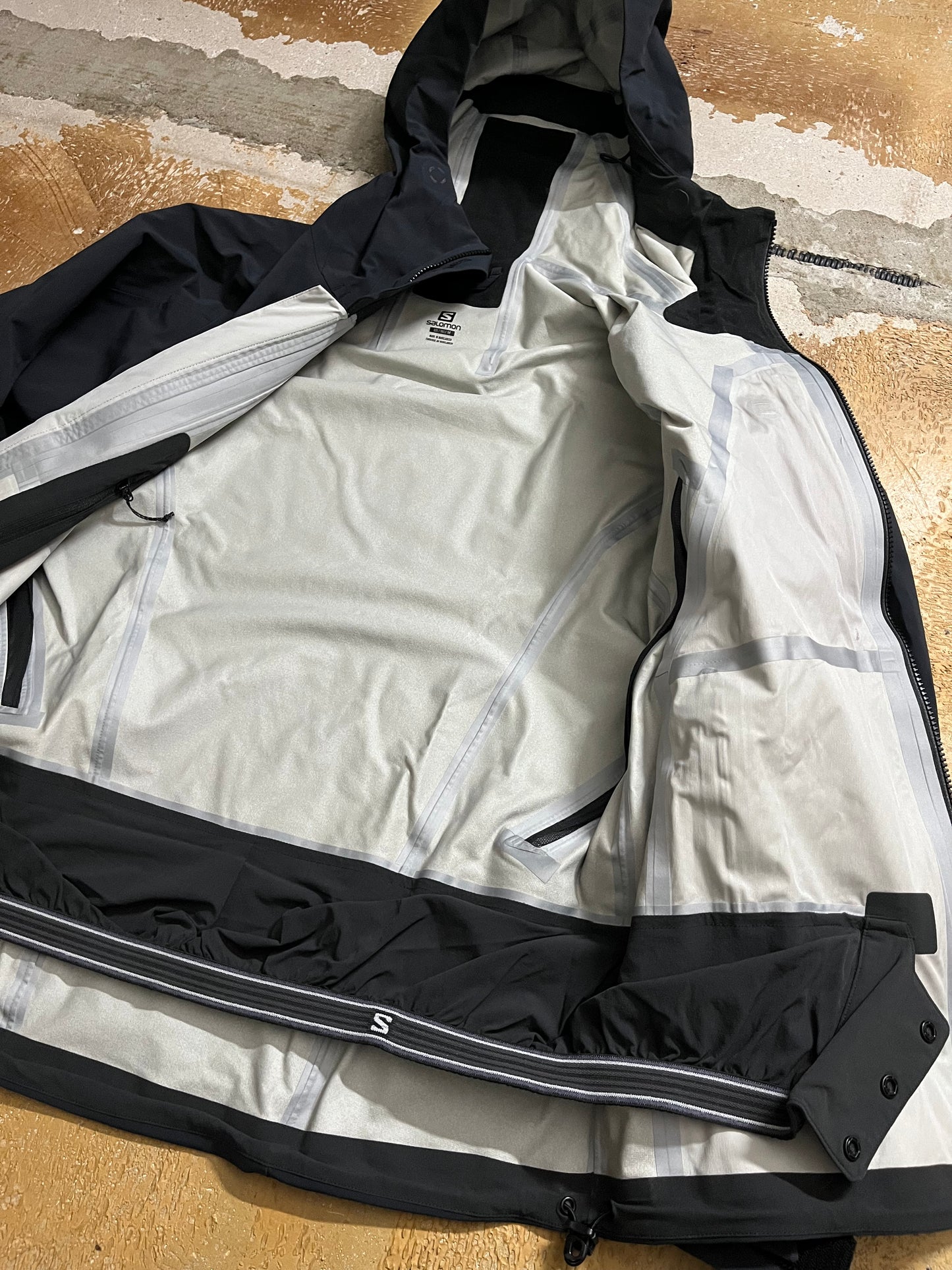 Salomon water resistant ski shell jacket - M