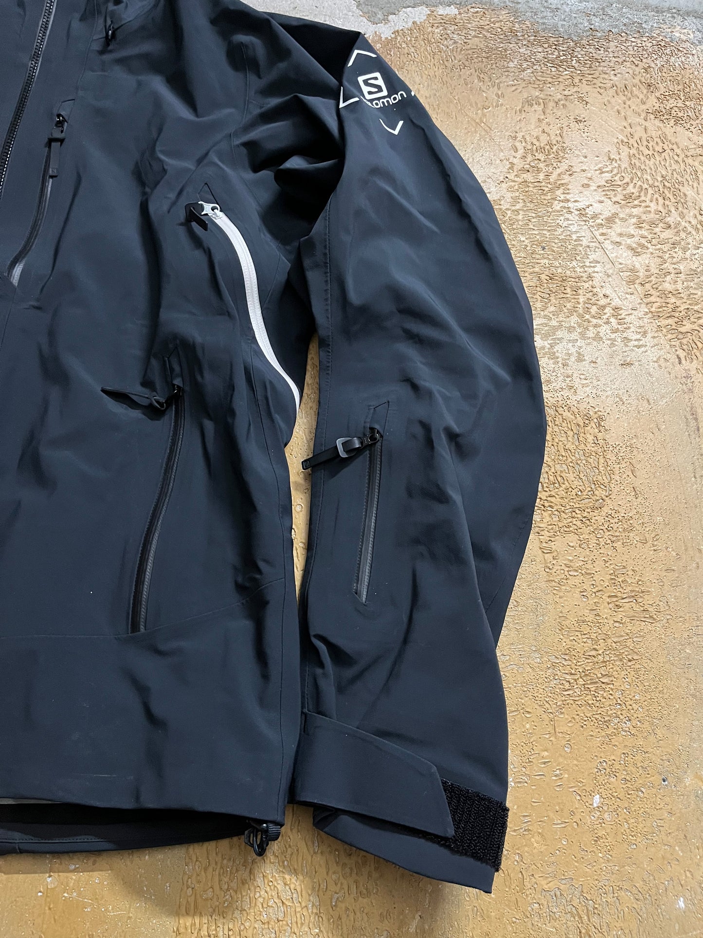 Salomon water resistant ski shell jacket - M