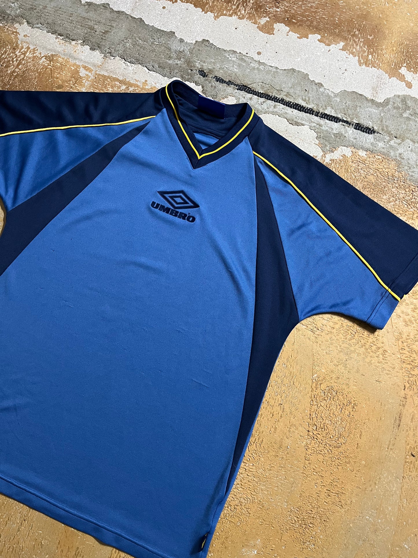 Umbro vintage embroidered sport tee shirt - L