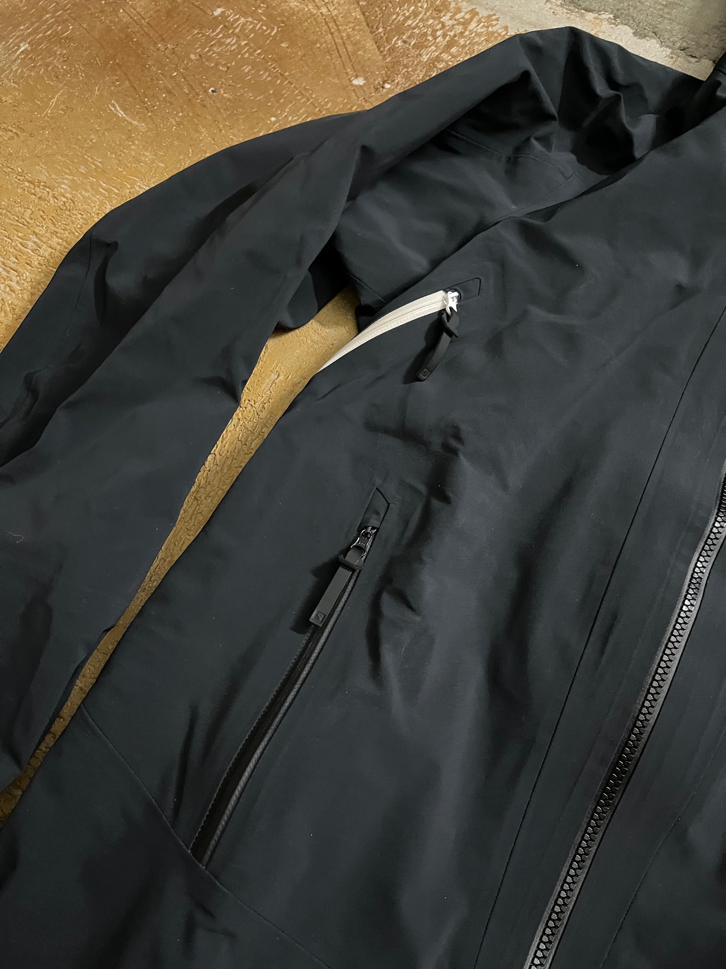 Salomon water resistant ski shell jacket - M
