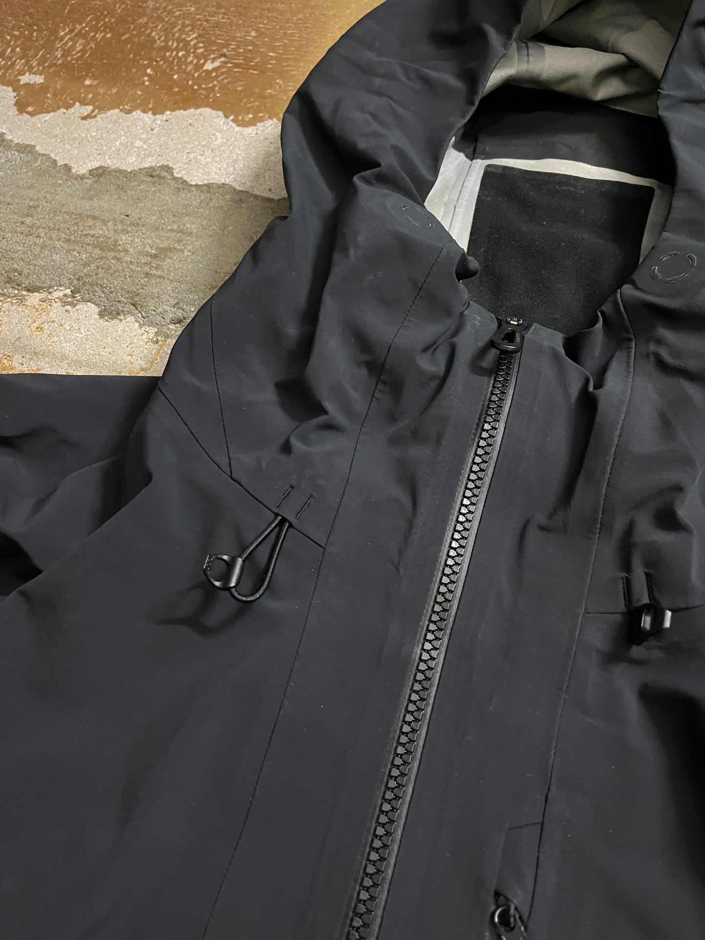 Salomon water resistant ski shell jacket - M