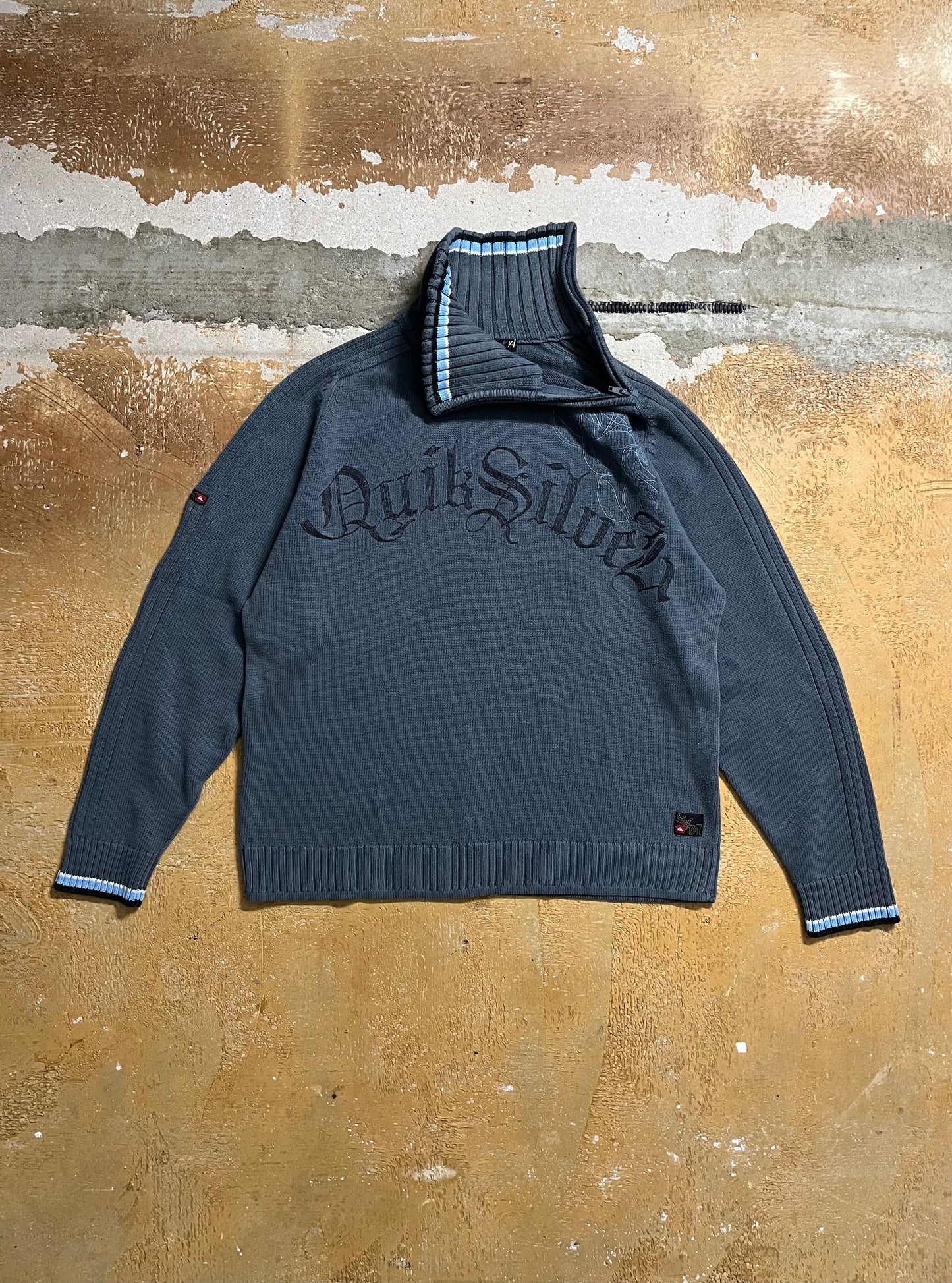 Quiksilver vintage assymetrical side zip sweater - XL