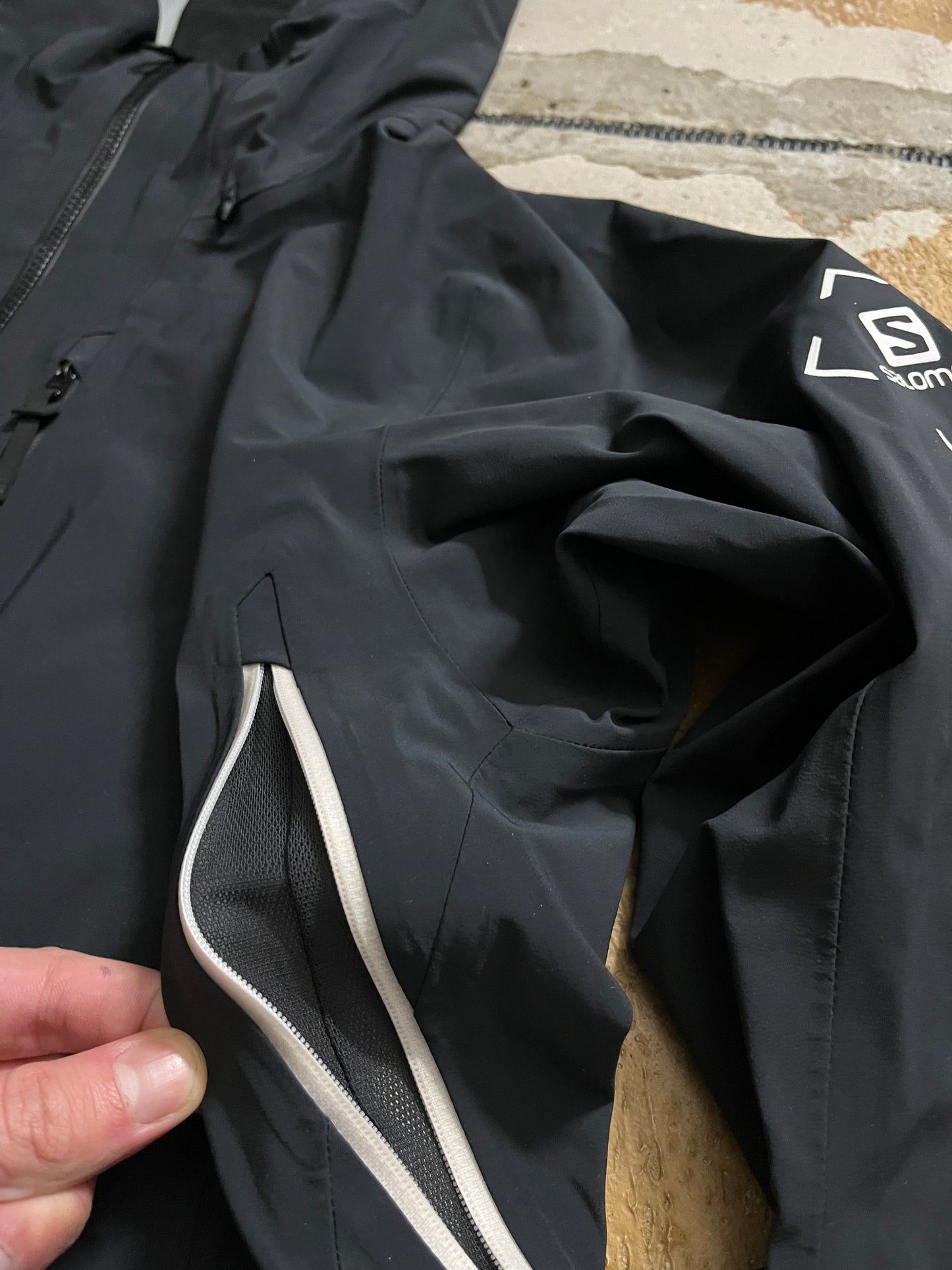 Salomon water resistant ski shell jacket - M