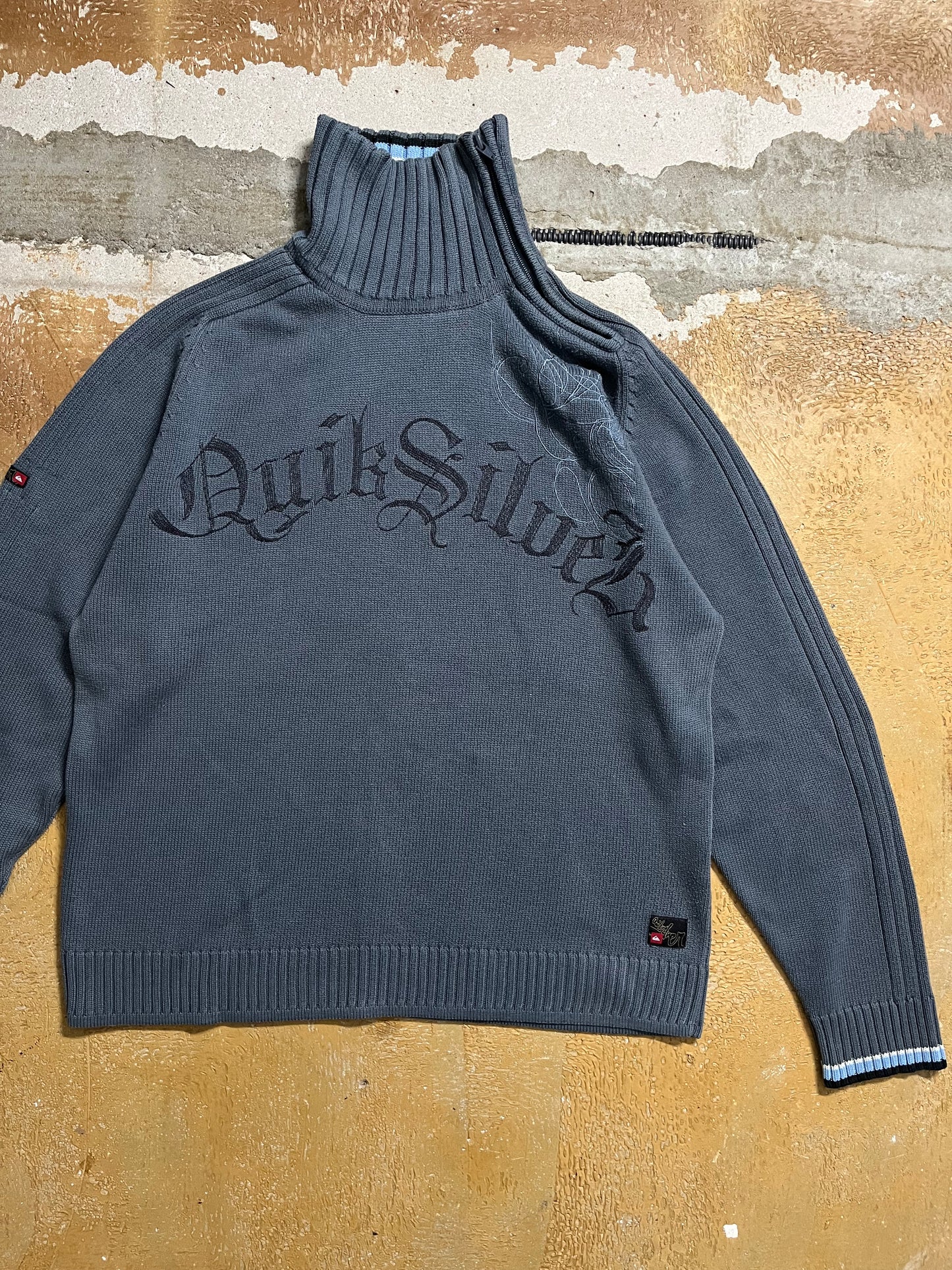 Quiksilver vintage assymetrical side zip sweater - XL