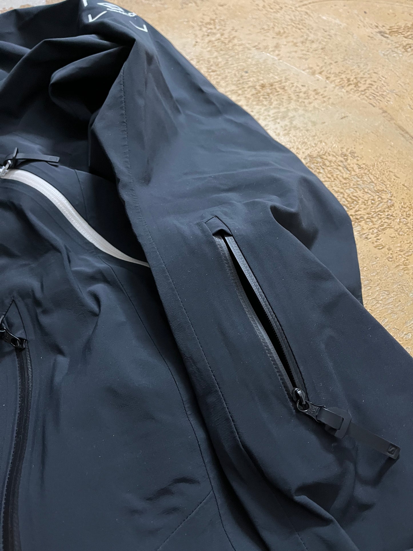 Salomon water resistant ski shell jacket - M