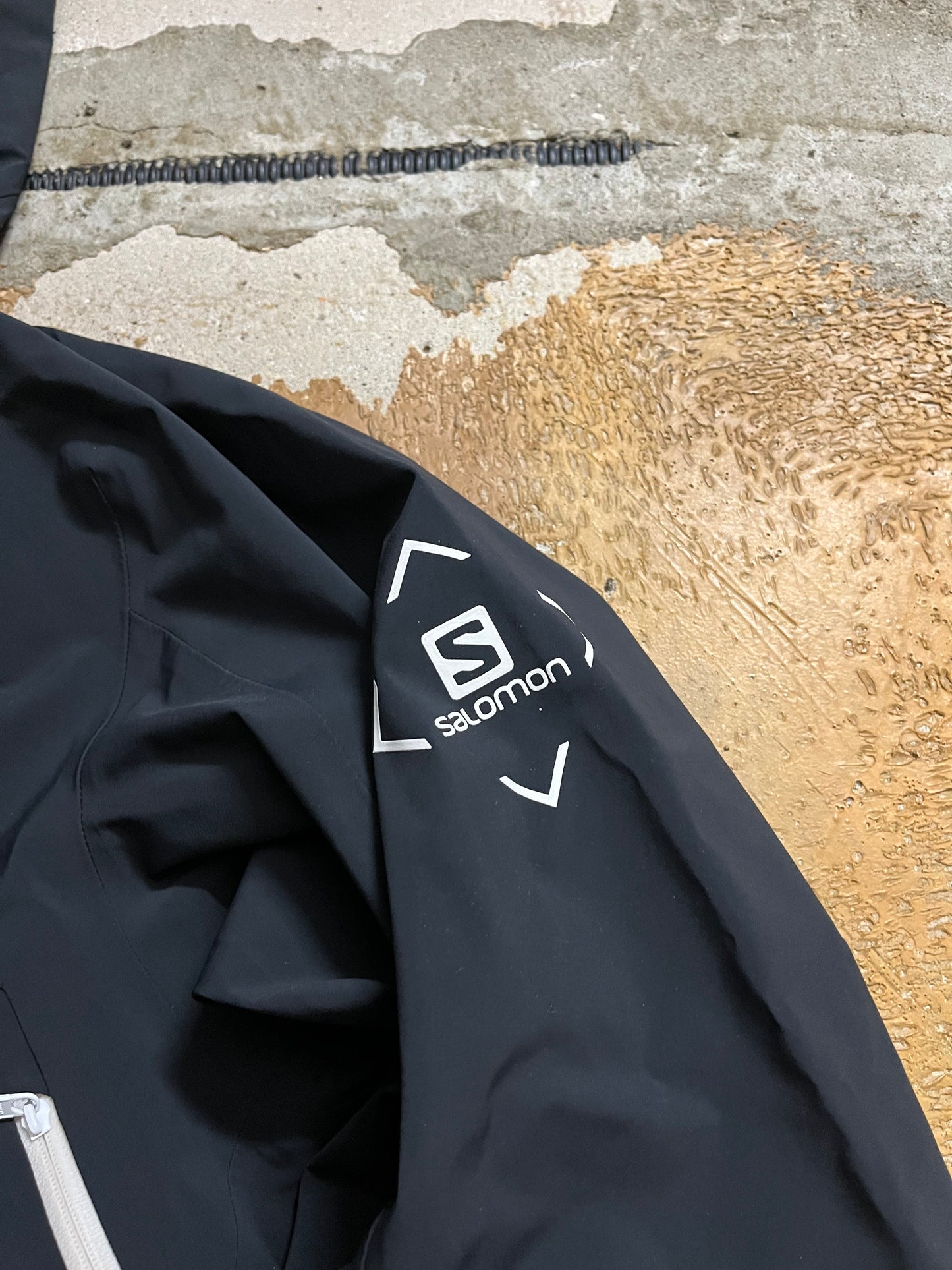 Salomon water resistant ski shell jacket - M