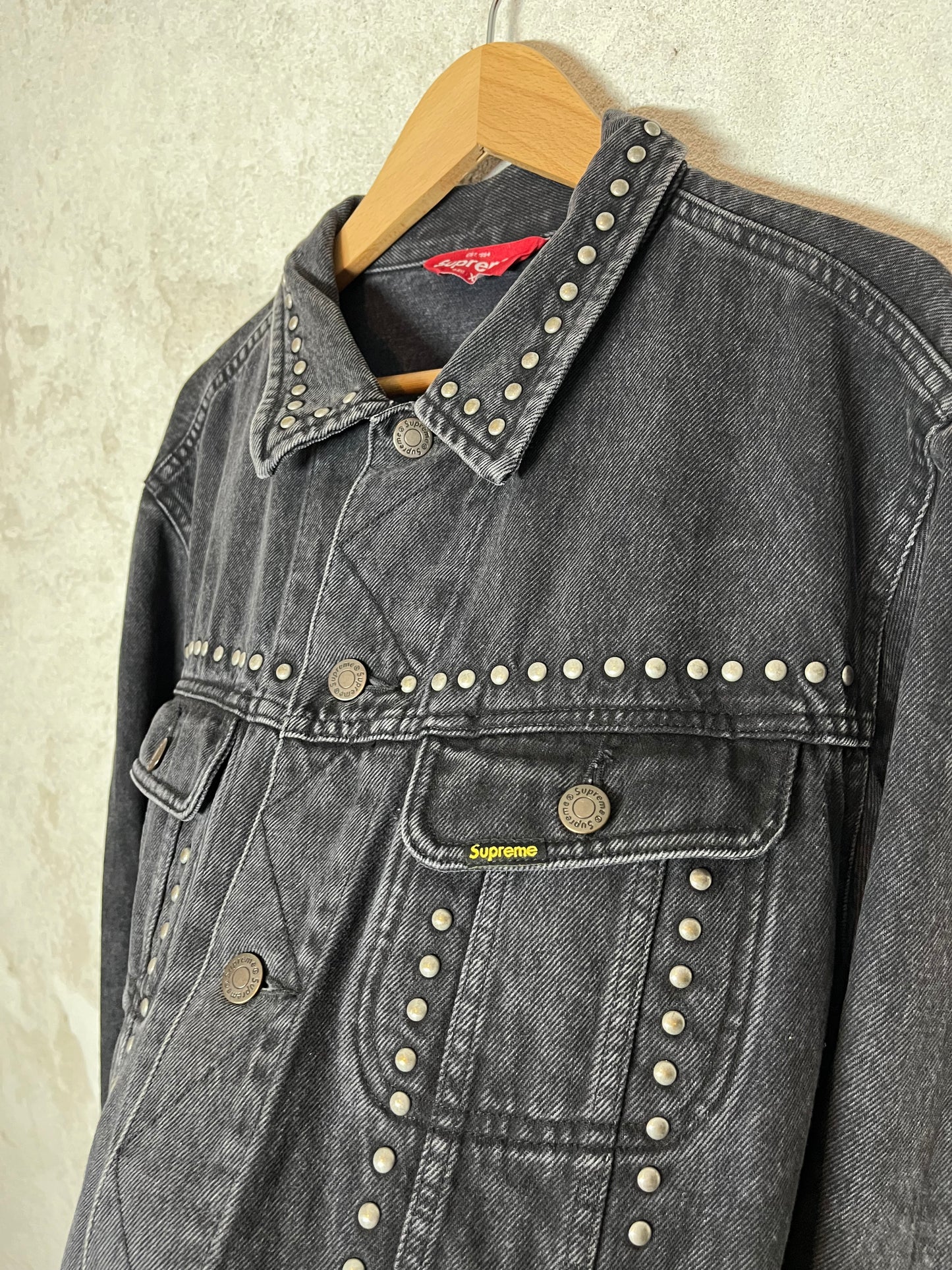 Supreme studded trucker denim jacket - XL