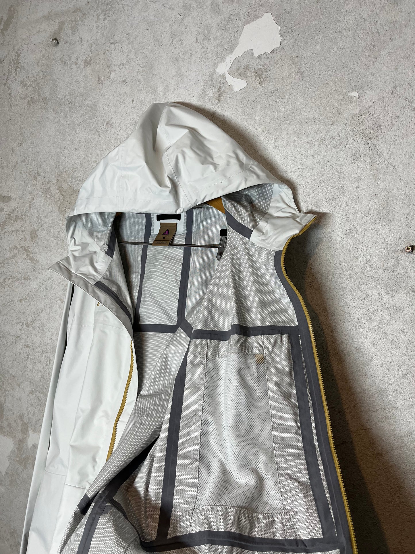 Nike ACG all conditions gear rain jacket - L