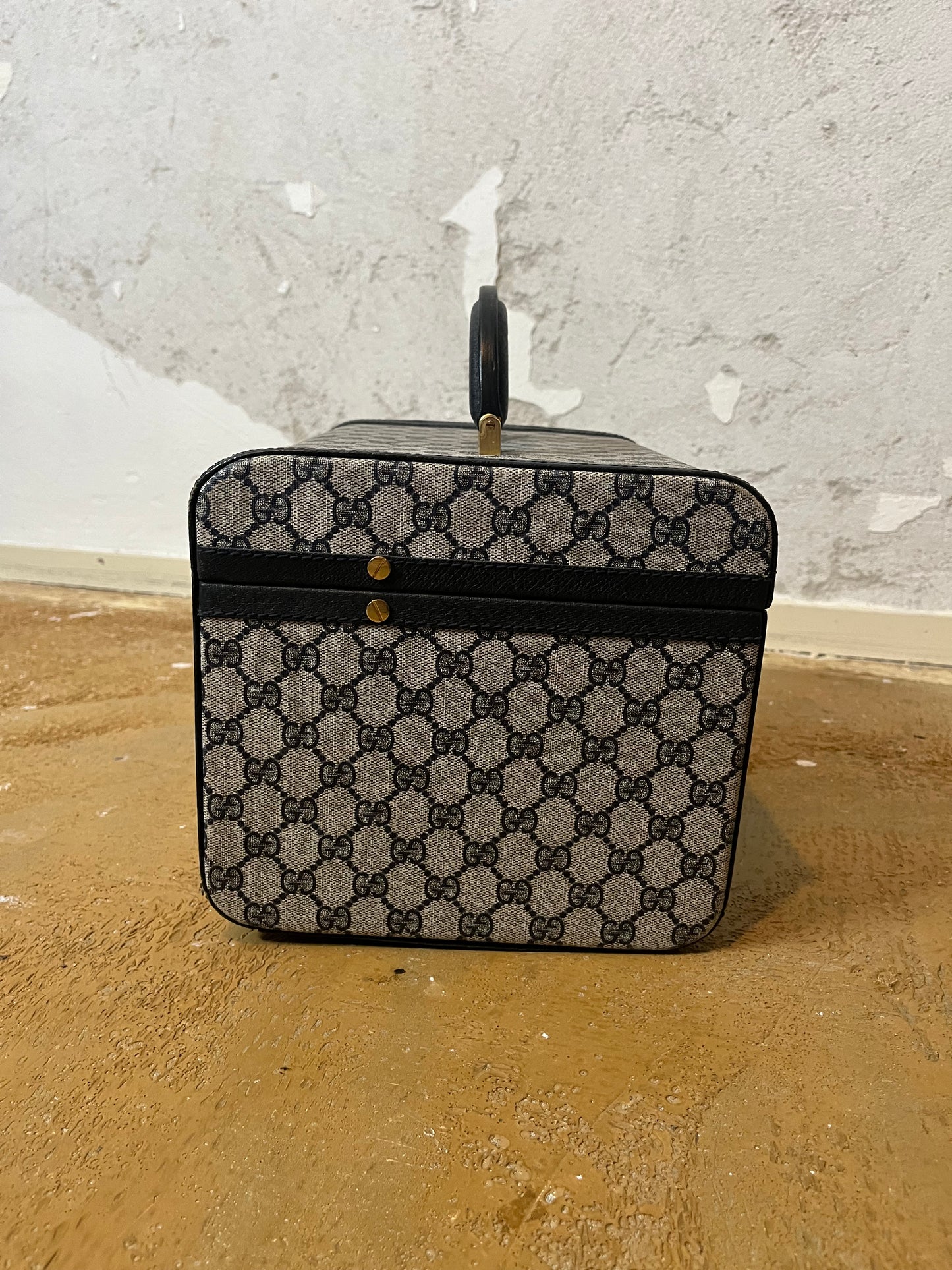 Vintage Gucci Make-Up travel case bag interior design