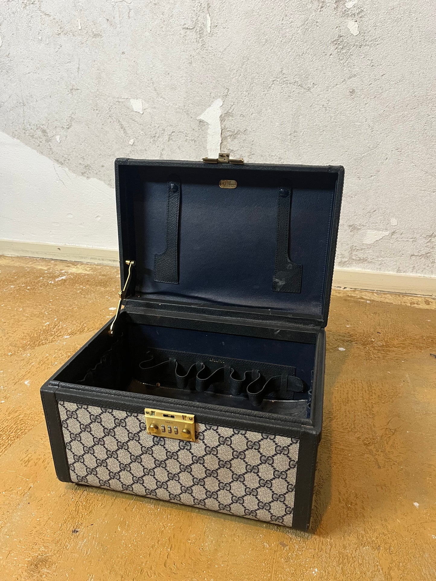 Vintage Gucci Make-Up travel case bag interior design