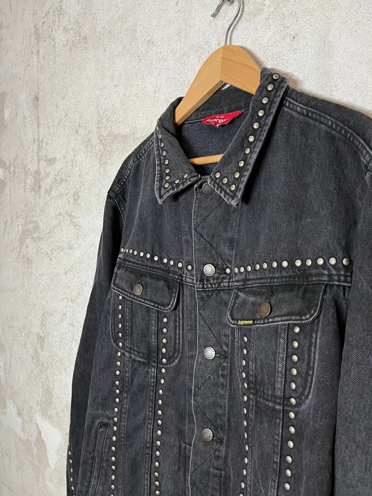 Supreme studded trucker denim jacket - XL