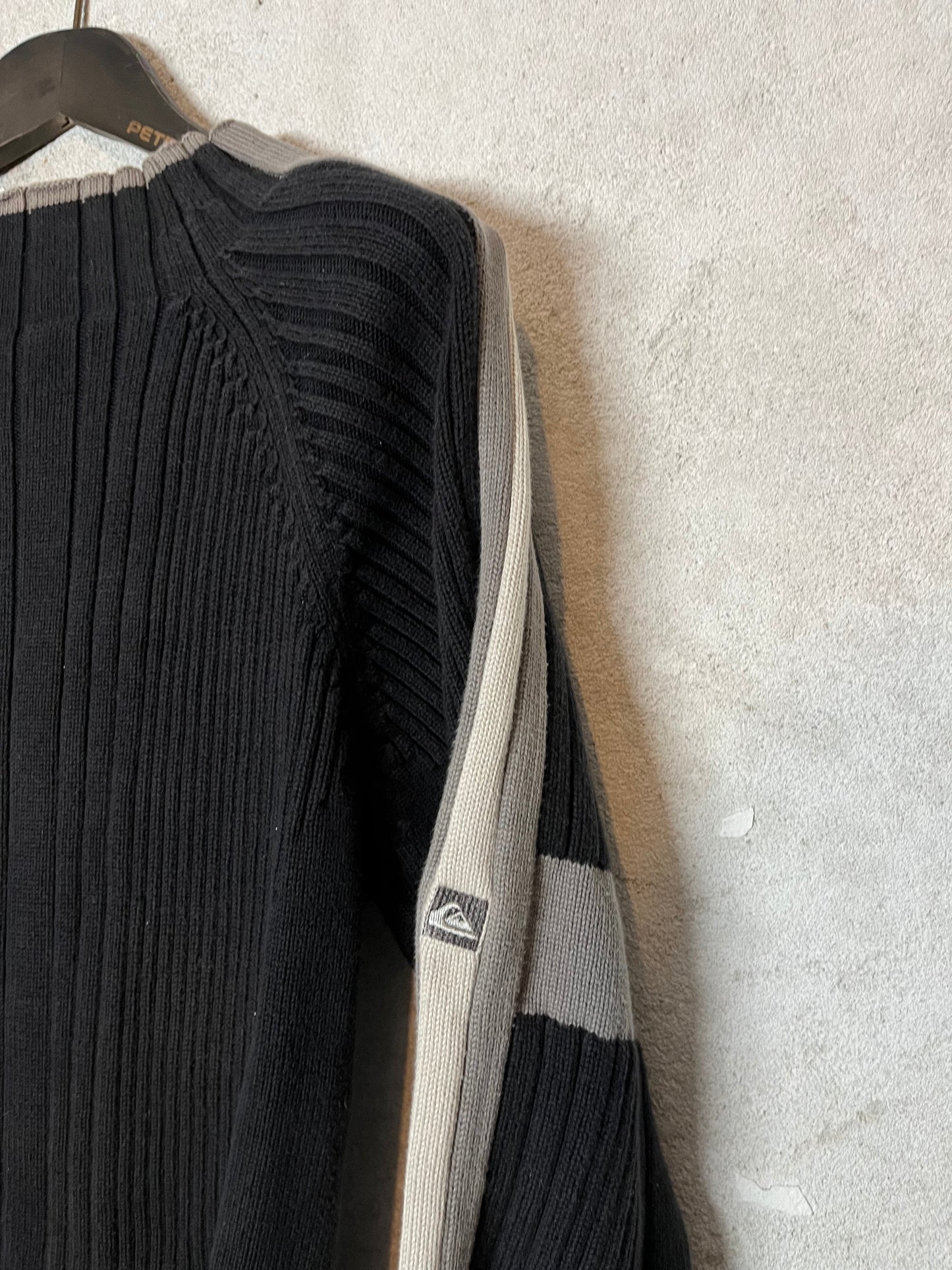 Quiksilver ribbed knit with arm logo application - M